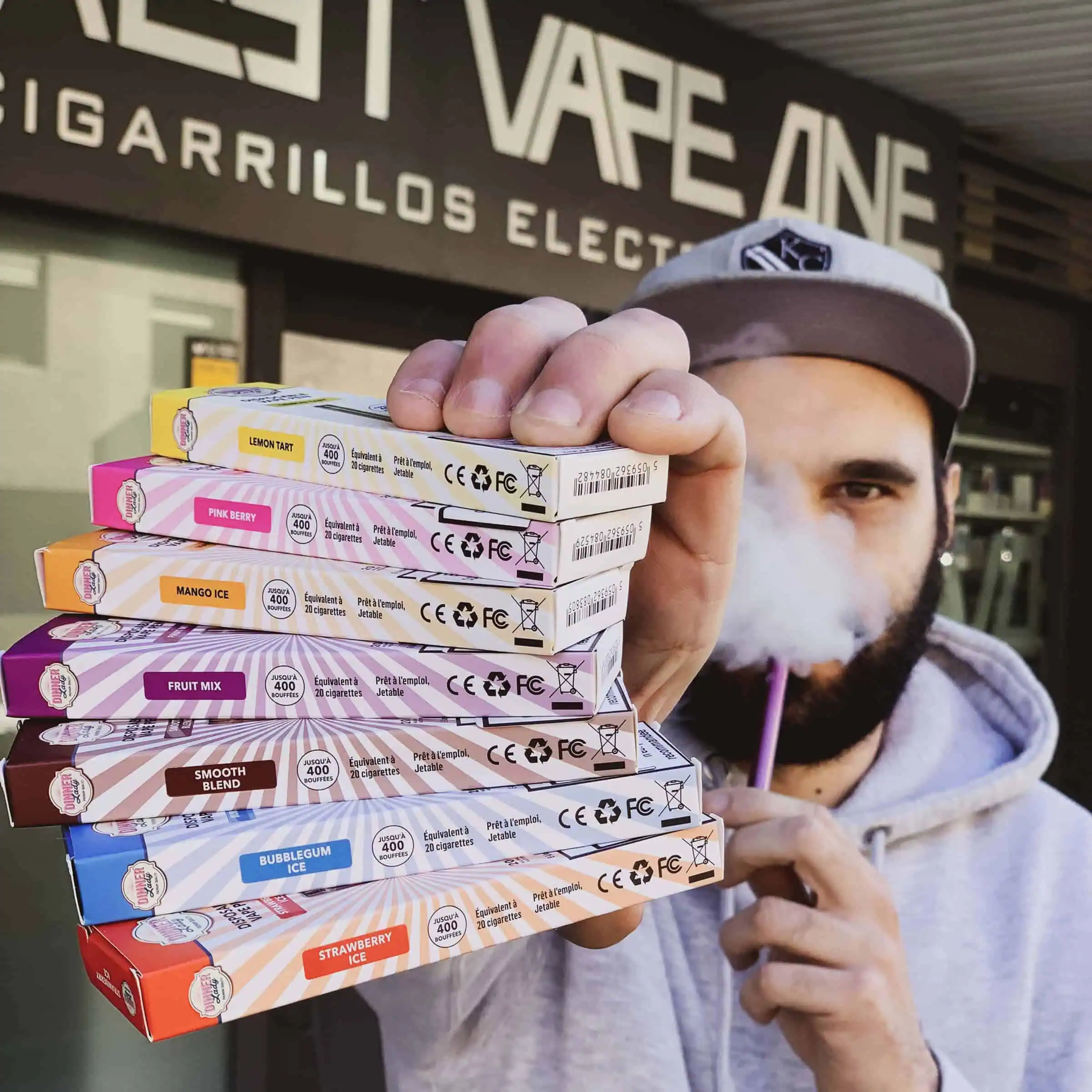 Varitas de vape saborizados con diferentes sabores en una tienda de vaporizadores.