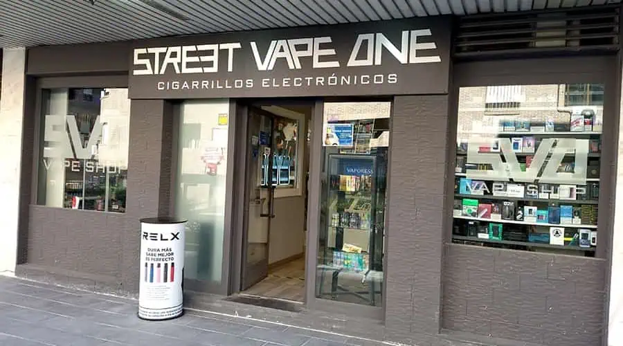 Vape shop Street Vape One con cigarrillos electrónicos y accesorios para vapear en el centro urbano.