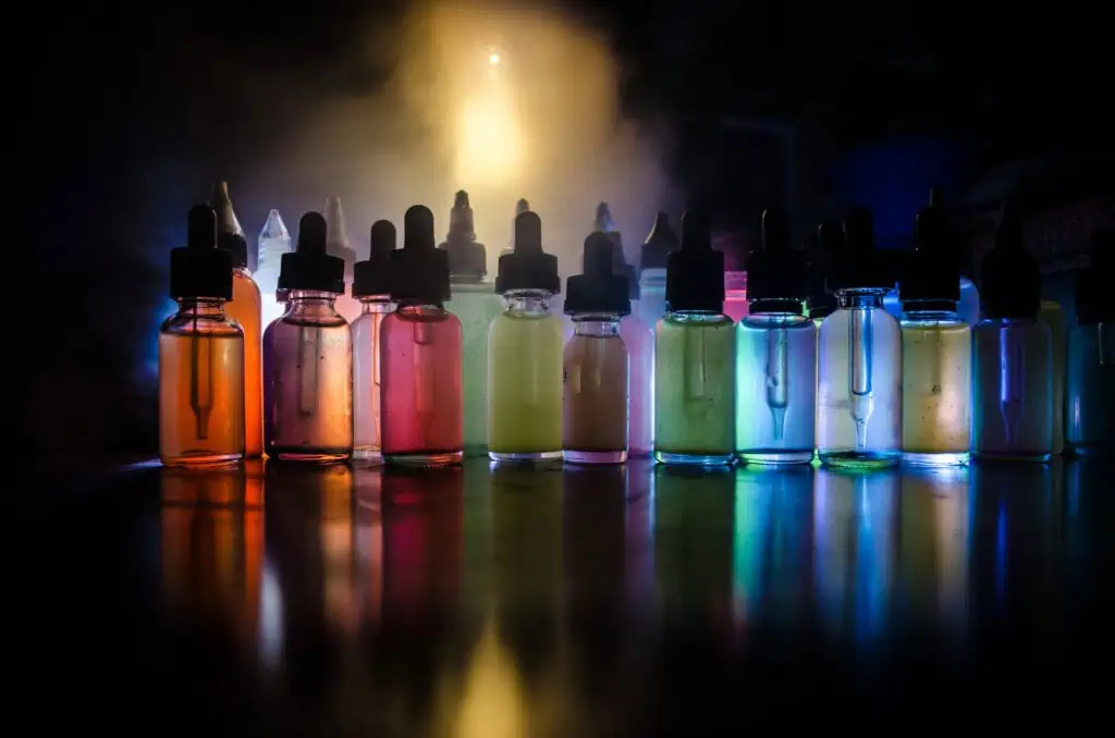 Colores de líquidos para vape en frascos con gotero, variedad en aromas y sabores para vapear.